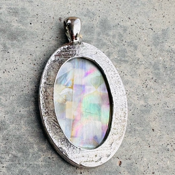 Silver Mother of Pearl Pendant - Picture 3 of 4
